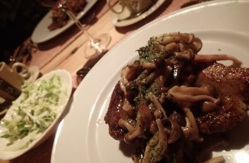バケーションイン連泊時の肉料理の写真