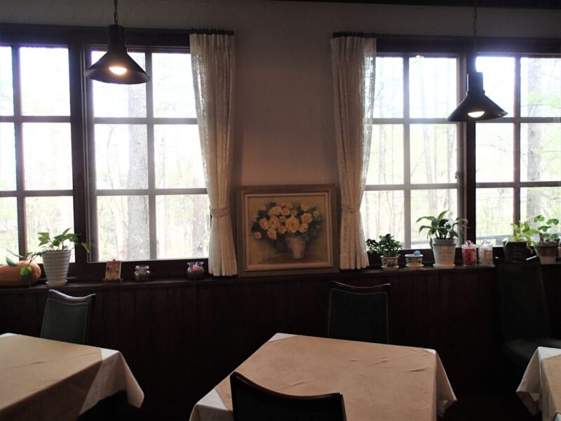 蓼科倶楽部朝日の光が入った食堂の風景をtった写真