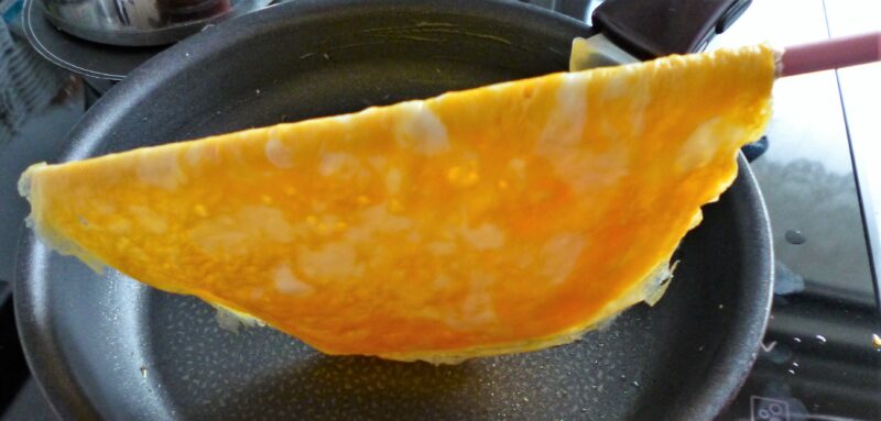シリコン菜箸で薄焼き卵を持ち上げる様子を撮影した写真
