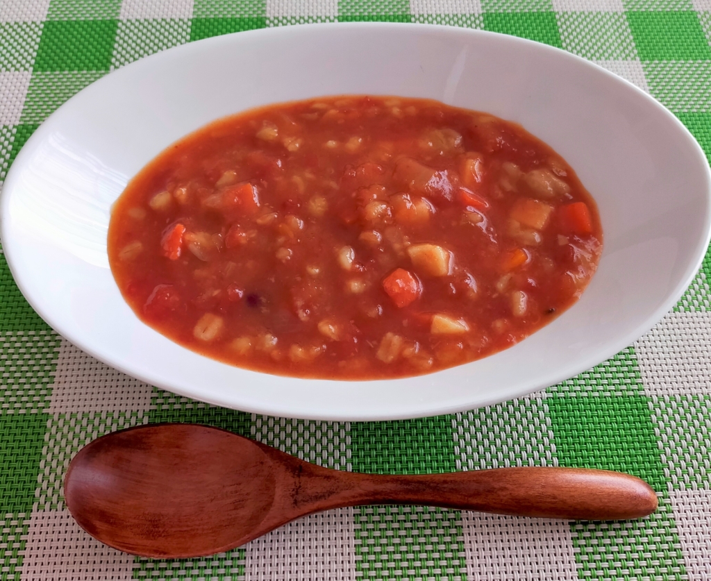 しっかり満足トマトスープを電子レンジで温めてお皿に盛りつけた様子を撮影した写真