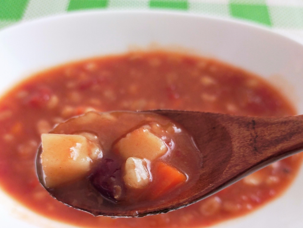 しっかり満足トマトスープをスプーンですくった写真