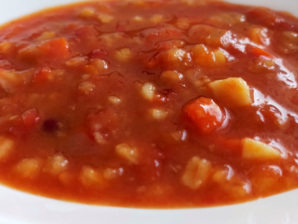 しっかり満足トマトスープをお皿に盛りつけて具をアップにした写真